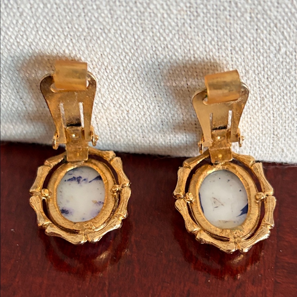 Vintage Hobe Gold-Tone Blue Portrait Clip-On Earrings #303 - Picture 3 of 5